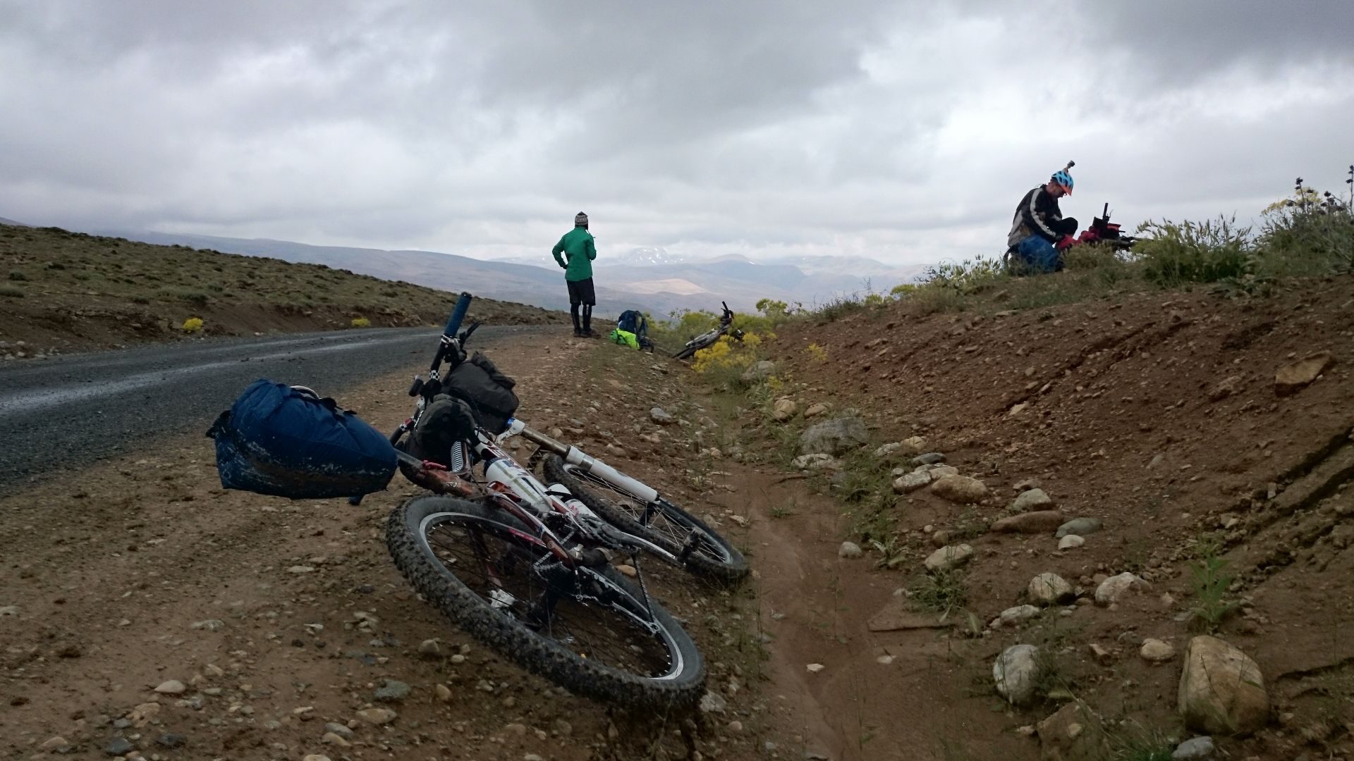 Day 1 - Pit stop under a brooding sky. Just beyond Tasraft village.  © Shaun Grey