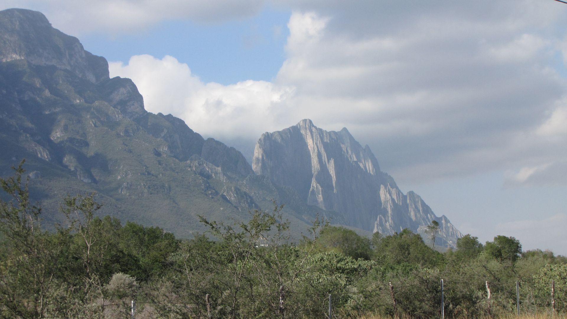 Nr Hidalgo, NL, Mexico - Amazing moontins, huge canyons & lush forests